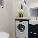 Avenue Solidarnosci On Wola By Renters Apartmán