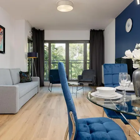 Avenue Solidarnosci On Wola By Renters ワルシャワ