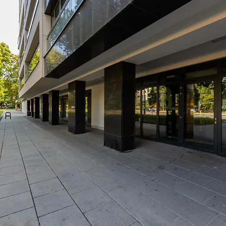 アパート Avenue Solidarnosci On Wola By Renters